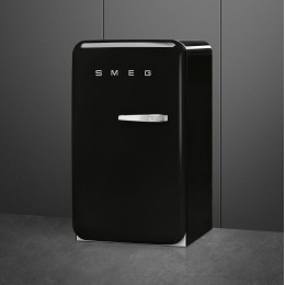 Холодильник SMEG/ Холодильник SMEG, отдельностоящий, стиль 50-х, однокамерный, внутренняя морозильная камера, объем 122 л, стандартный компрессор, энергоэффективность D, дверной упор слева, цвет черный