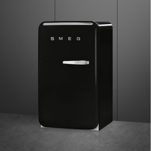 Холодильник SMEG/ Холодильник SMEG, отдельностоящий, стиль 50-х, однокамерный, внутренняя морозильная камера, объем 122 л, стандартный компрессор, энергоэффективность D, дверной упор слева, цвет черный