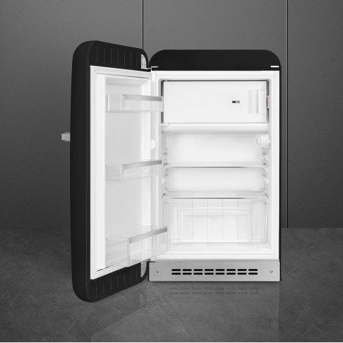Холодильник SMEG/ Холодильник SMEG, отдельностоящий, стиль 50-х, однокамерный, внутренняя морозильная камера, объем 122 л, стандартный компрессор, энергоэффективность D, дверной упор слева, цвет черный