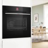 Встраиваемый духовой шкаф Bosch с 14 режимами нагрева, TFT дисплеем, пиролитической очисткой и объемом 71 л - черный цвет
