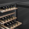Винные шкафы SMEG/ Холодильный шкаф для вина встраиваемый, ВхШхГ 820х595х566 мм, петли справа, черное стекло.