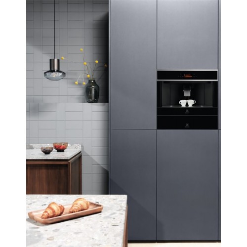 Встраиваемая кофемашина ELECTROLUX с сенсорным управлением - Автоматическая, нержавеющая сталь и черный цвет