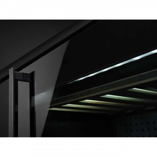 Винные шкафы SMEG/ Холодильный шкаф для вина встраиваемый, ВхШхГ 820х595х566 мм, петли справа, черное стекло.