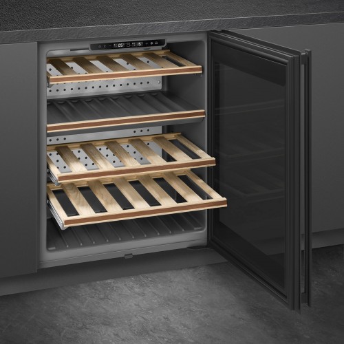 Винные шкафы SMEG/ Холодильный шкаф для вина встраиваемый, ВхШхГ 820х595х566 мм, петли справа, черное стекло.