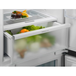 Встраиваемые холодильники ELECTROLUX/ Холодильник комбинированный, встраиваемый, скользящие направляющие,GreenZone TwinTech® No Frost , сенсорное управление, полезный объём: 256 л (194 + 62 л), перенавешиваемые двери, полка для вина, лоток для яиц, 54x54.