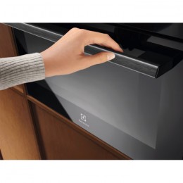 Встраиваемый духовой шкаф Electrolux LVL8E09Z, 45 см, 44 л, 17 режимов, СВЧ, черный