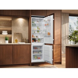 Встраиваемые холодильники ELECTROLUX/ Холодильник комбинированный, встраиваемый, скользящие направляющие,GreenZone TwinTech® No Frost , сенсорное управление, полезный объём: 256 л (194 + 62 л), перенавешиваемые двери, полка для вина, лоток для яиц, 54x54.