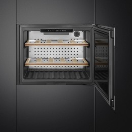 Винный шкаф SMEG/ Винный шкаф SMEG, ВхШхГ 457х596х560 мм, встраиваемый, Classica, 45 см, 20 бутылок, полки из бука, угольный воздушный фильтр, электронное открывание, сенсорное управление, LED подсветка с системой EMOTION, LED-дисплей, Touch Control, акус