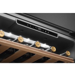 Винный шкаф SMEG/ Винный шкаф SMEG, ВхШхГ 457х596х560 мм, встраиваемый, Classica, 45 см, 20 бутылок, полки из бука, угольный воздушный фильтр, электронное открывание, сенсорное управление, LED подсветка с системой EMOTION, LED-дисплей, Touch Control, акус
