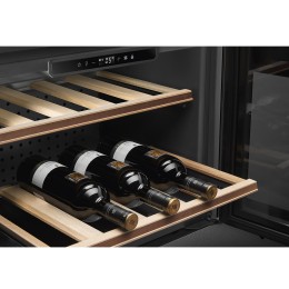 Винный шкаф SMEG/ Винный шкаф SMEG, ВхШхГ 457х596х560 мм, встраиваемый, Classica, 45 см, 20 бутылок, полки из бука, угольный воздушный фильтр, электронное открывание, сенсорное управление, LED подсветка с системой EMOTION, LED-дисплей, Touch Control, акус