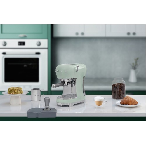 Ручная кофемашина Smeg в стиле 50-х, пастельный зеленый, 15 бар, 1.1 л — идеальный выбор для настоящих ценителей кофе