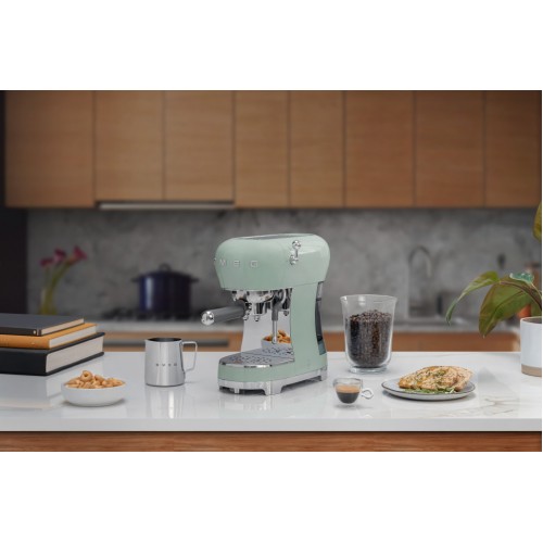 Ручная кофемашина Smeg в стиле 50-х, пастельный зеленый, 15 бар, 1.1 л — идеальный выбор для настоящих ценителей кофе