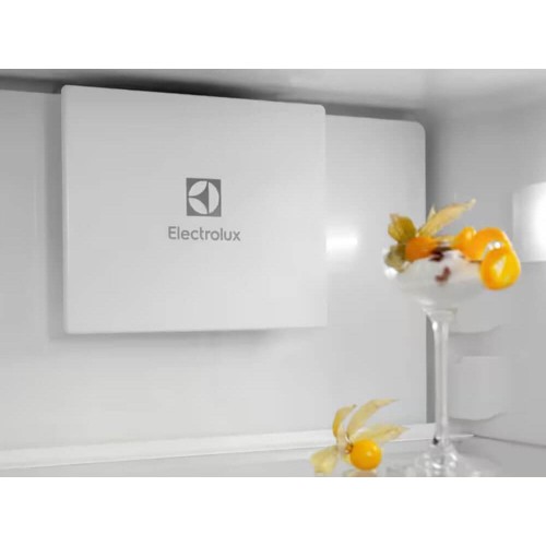 Встраиваемый холодильник ELECTROLUX TwinTech 600 с No Frost, 269 л, сенсорное управление, зона свежести, скользящие направляющие