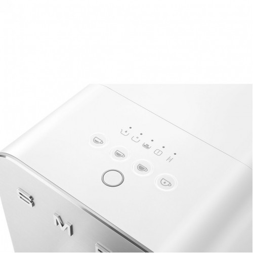 Автоматическая кофемашина Smeg с подогревом, давлением 19 бар и 7 программами – белая матовая модель