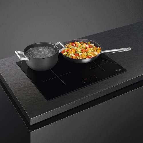 Встраиваемая индукционная панель SMEG 60 см с 4 конфорками - Черная варочная панель с прямым краем